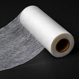 Schmelzkleber in Form eines Spinnvlies (Webs) auf schwarzem Untergrund | Abifor