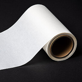 Schmelzkleber in Netzform auf schwarzem Untergrund | Abifor