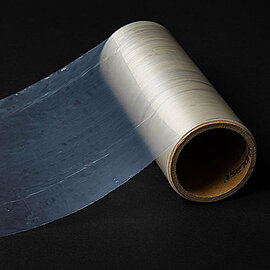 Schmelzkleber in Form einer Folie auf schwarzem Untergrund | Abifor