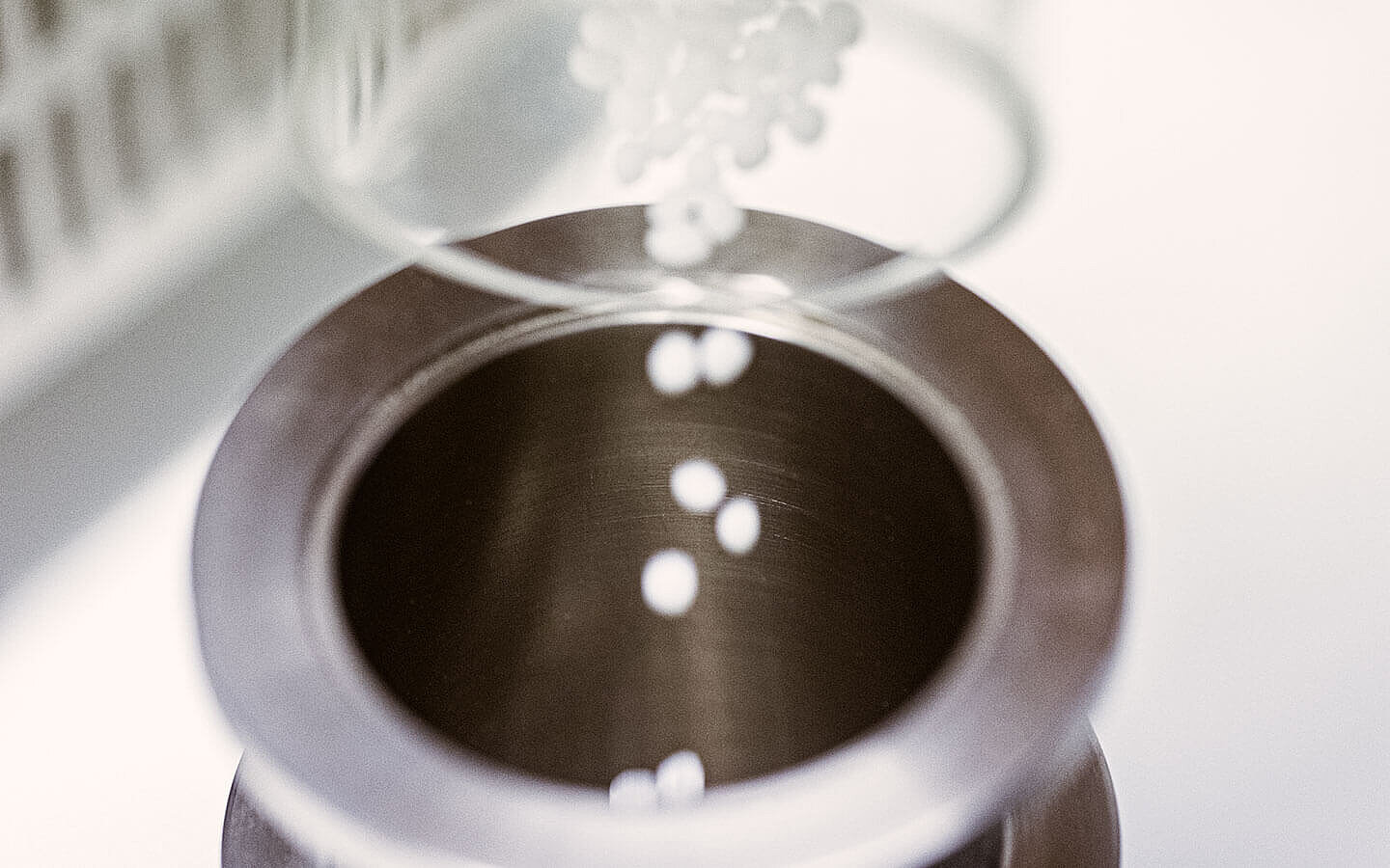 Thermoplastischer Klebstoff in Granulatform | Abifor