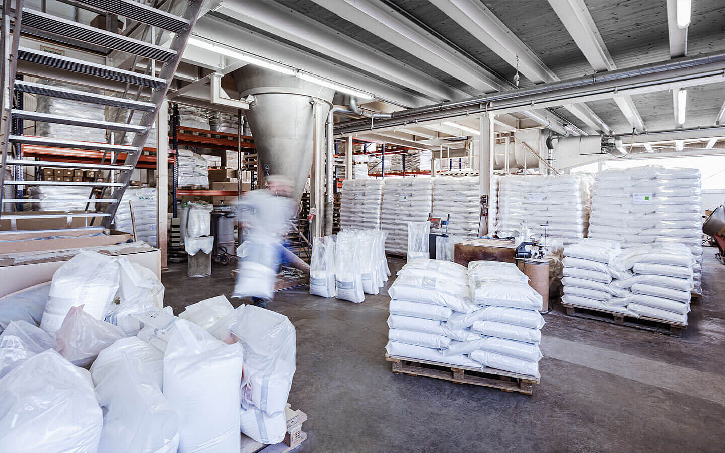 Ein Arbeiter im Werk von Abifor in Wutöschingen