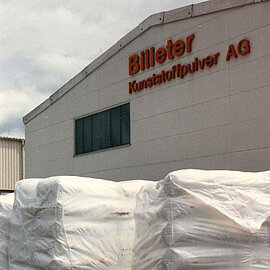 Ein weisses Gebäude mit der Aufschrift Billeter Kunststoffpulver AG | Abifor